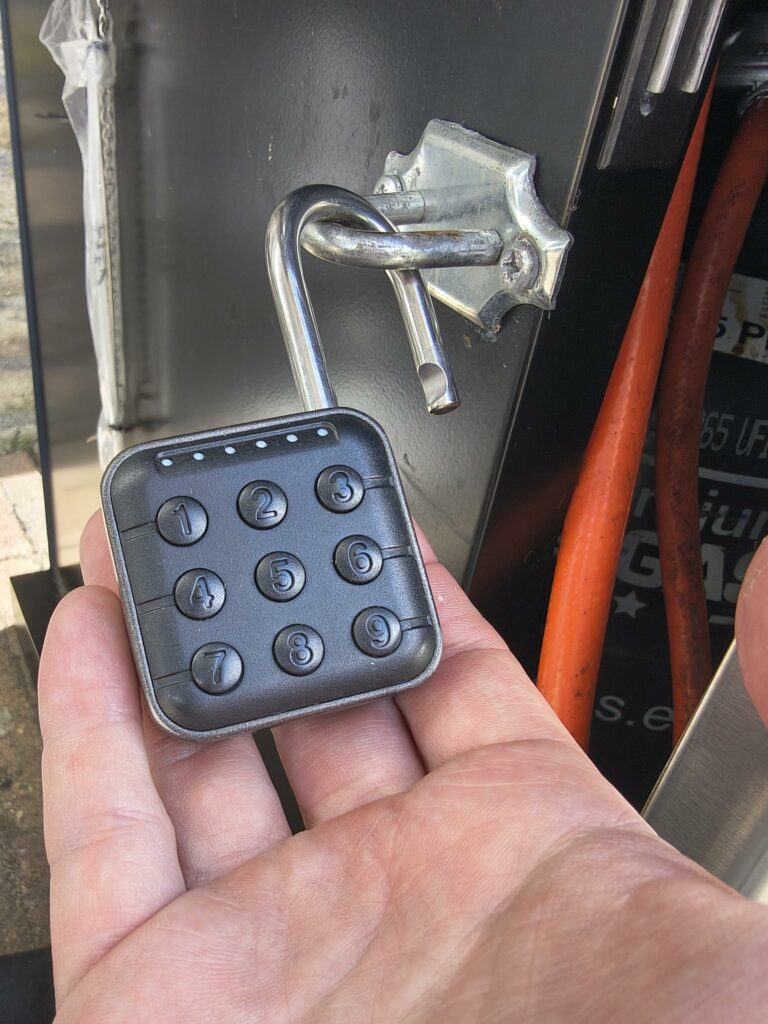 Zahlenschloss am Unterschrank des Gasgrills