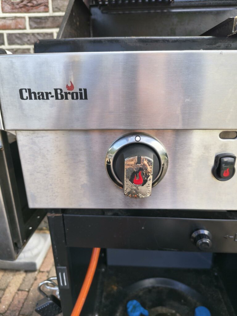 Bedienfeld mit Gasregler und elektrischem Zünder